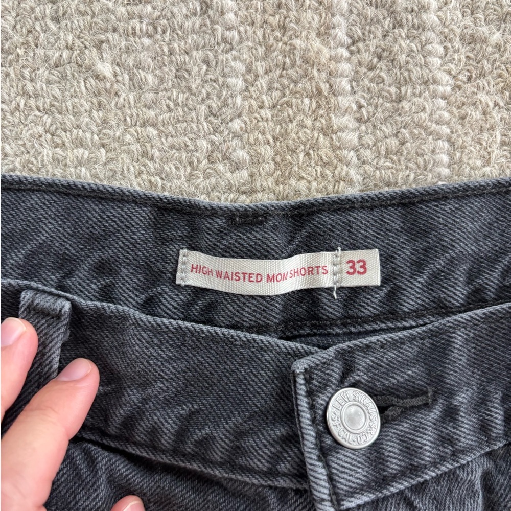 Women's Black Levi high waisted mom Denim Shorts - Picture 2 of 4